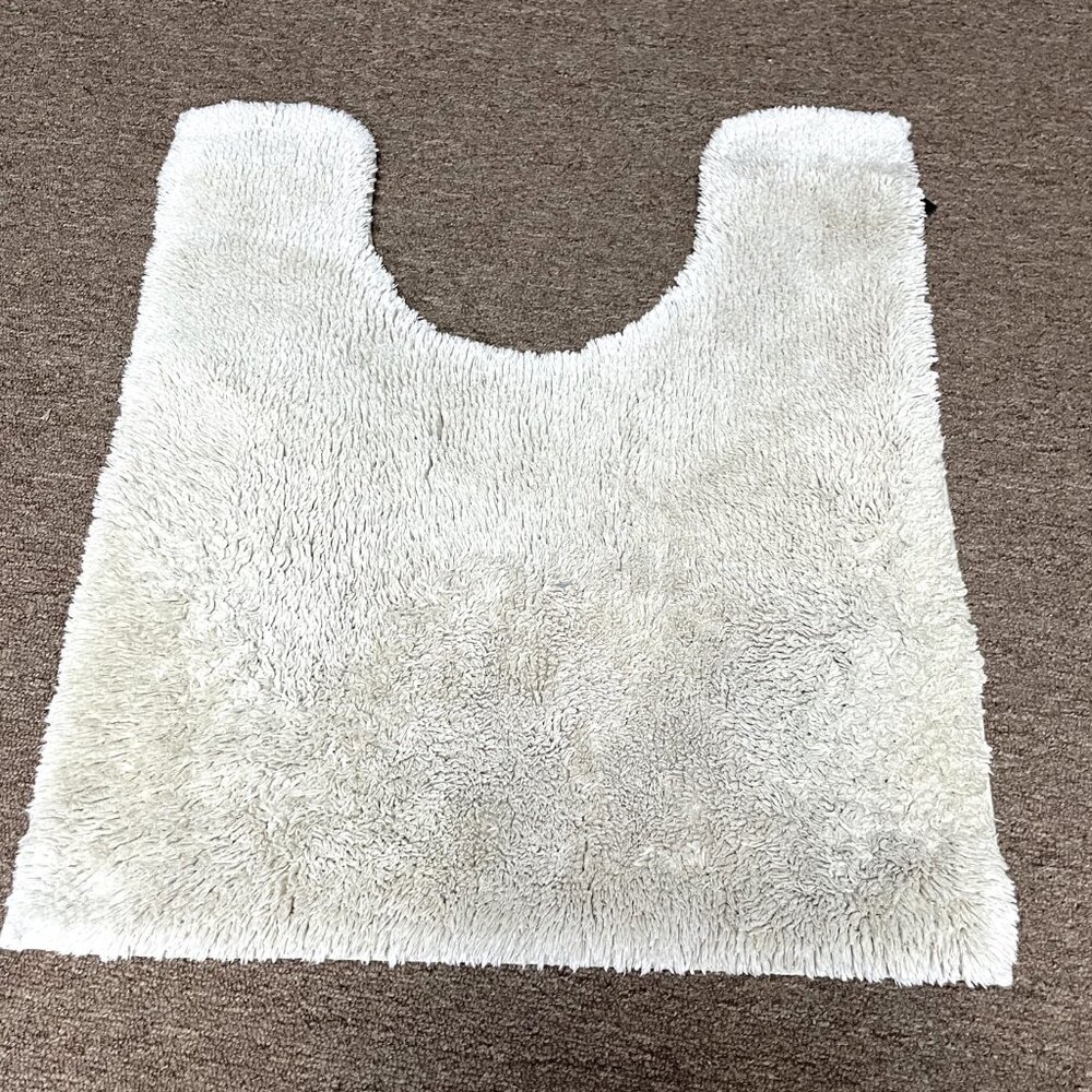 Simply Vera Wang fluffy beige contour bathroom rug with rubber back mat